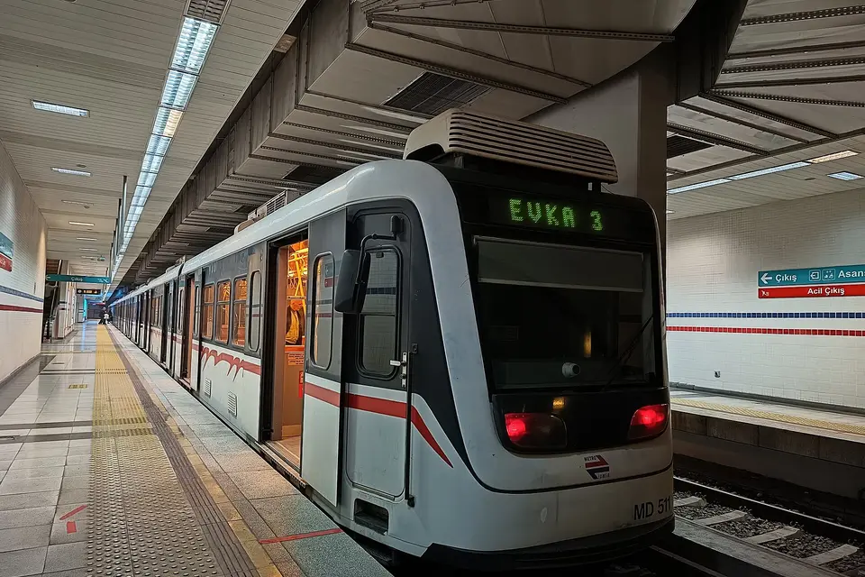 Evka-3 metro istasyonunun peronunda duran, göstergesinde EVKA 3 yazan tren