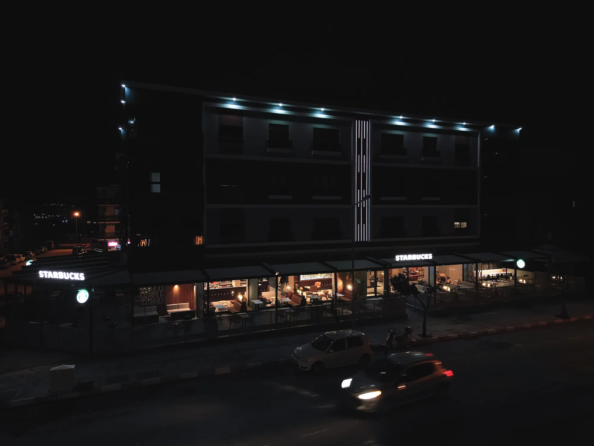 Blok gece görünümü, cephe aydınlatması yanıyor
